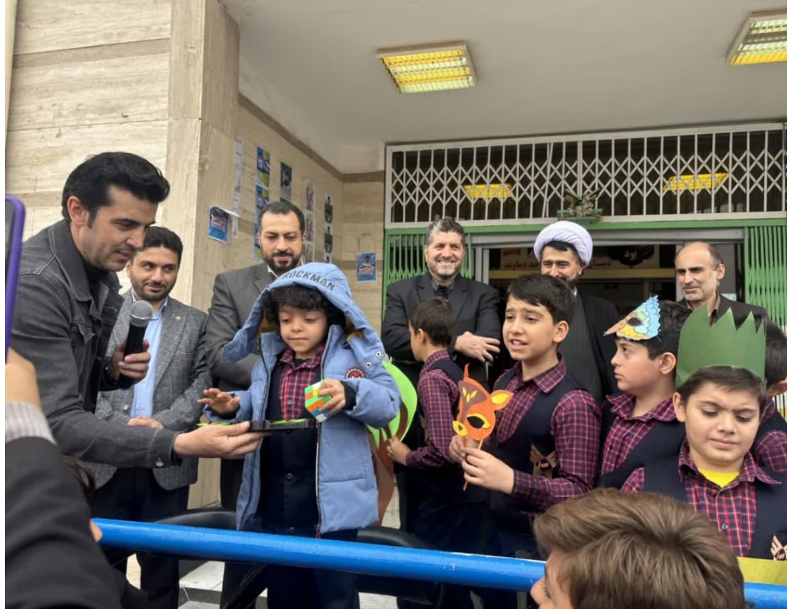 حل روبیک توسط سیدعلی شاه حسینی در مراسم روز دانش آموز روز سیزده آبان دبستان سما دماوند